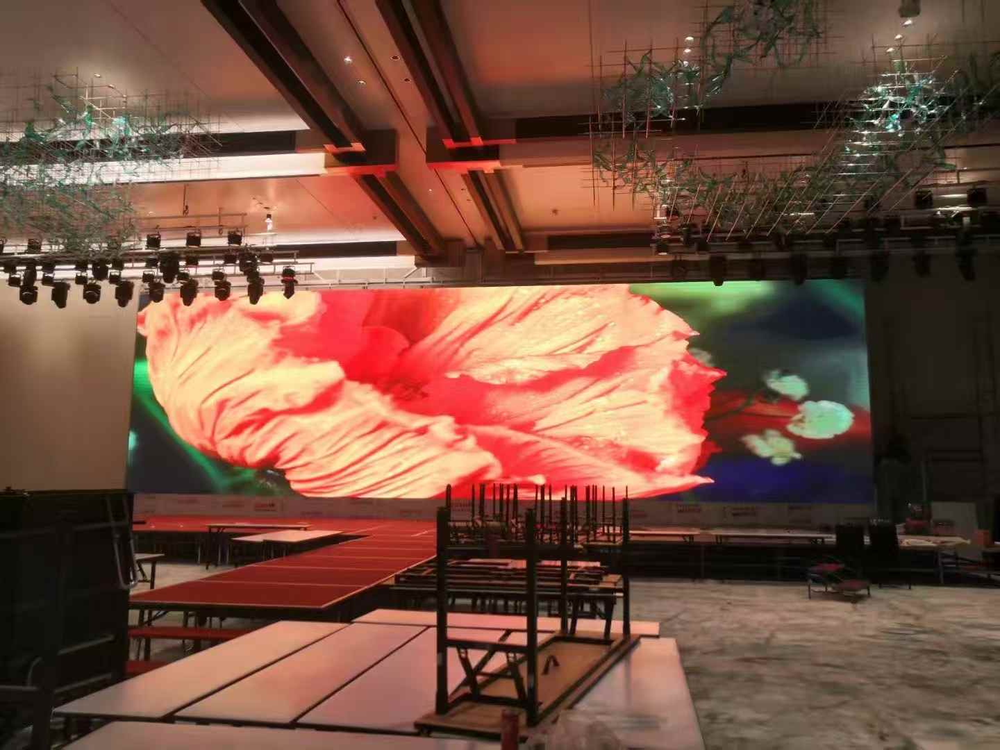 重庆九龙坡区某酒吧强力巨彩 Q1.5 LED显示屏安装案例