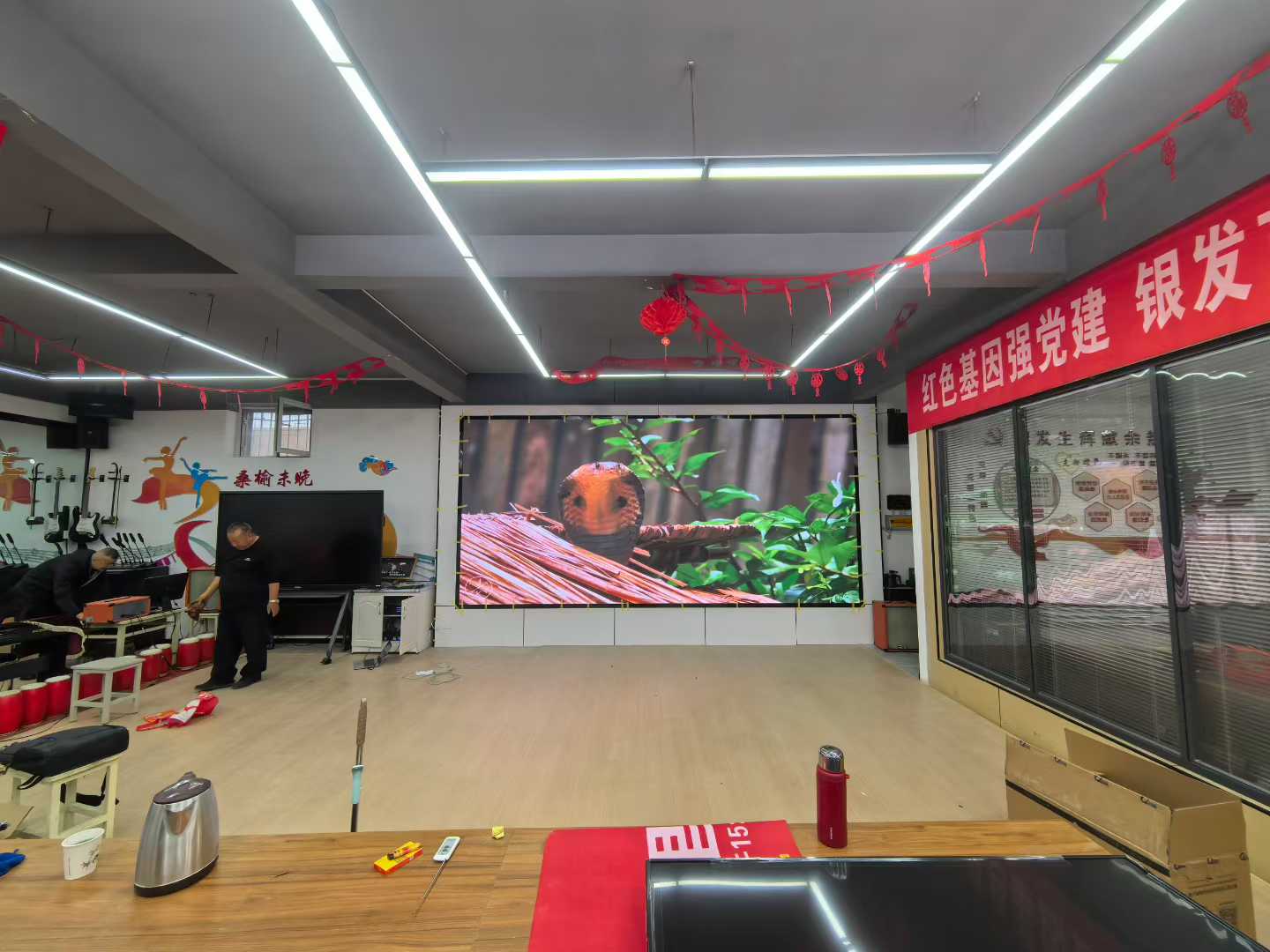 重庆某单位会议室强力巨彩LED显示屏安装案例