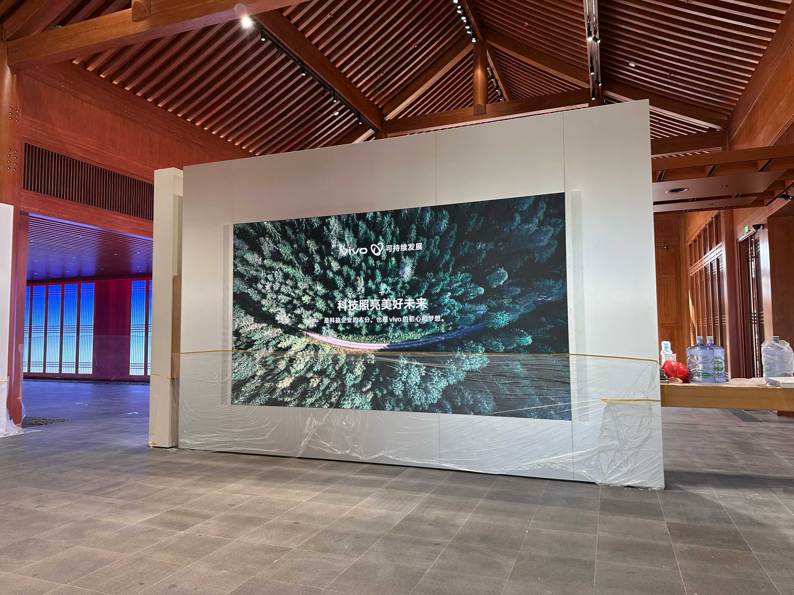 重庆某企业展厅LED显示屏安装案例
